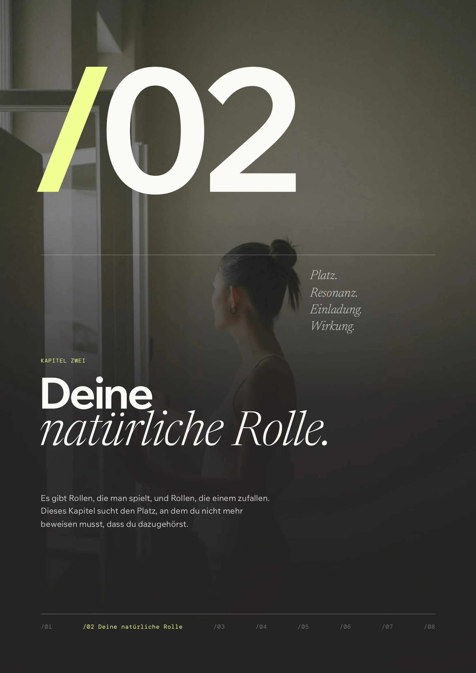 Seite aus dem Business Blueprint: Kapitel 02 „Deine natürliche Rolle“ mit einer Frau am Fenster
