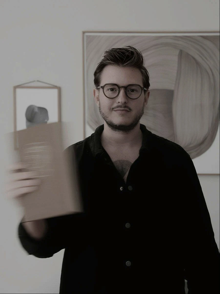 Vincent Templin, Art Director und Human Design Mentor des Holistic Playground, mit einem Buch