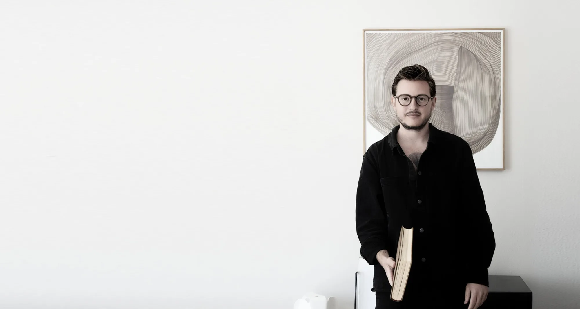 Vincent Templin steht in seinem Studio