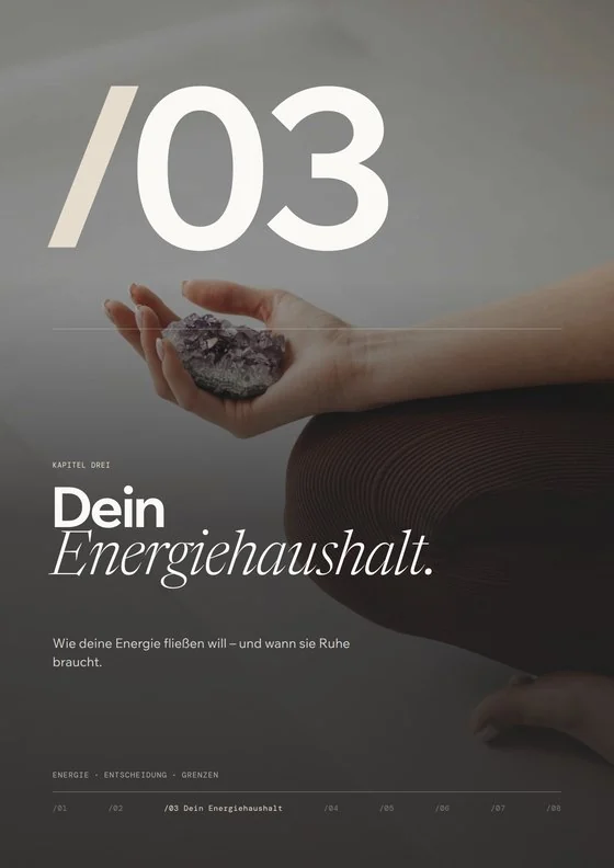 Seite aus dem Energy & Health Blueprint, der Human-Design-Auswertung für Körper und Energie: Kapitel 03 „Dein Energiehaushalt“ mit einer Hand, die einen Amethyst hält