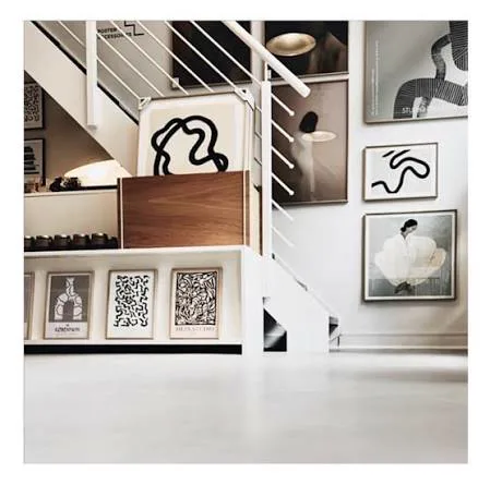 Interior Store mit weißen Treppenläufen und gerahmten Grafikdrucken an der Wand