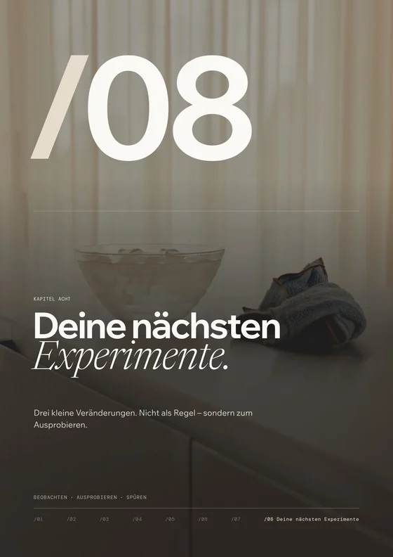Seite aus dem Energy & Health Blueprint, der Human-Design-Auswertung für Körper und Energie: Kapitel 08 „Deine nächsten Experimente“ mit einer Wasserschale in einem hellen Raum