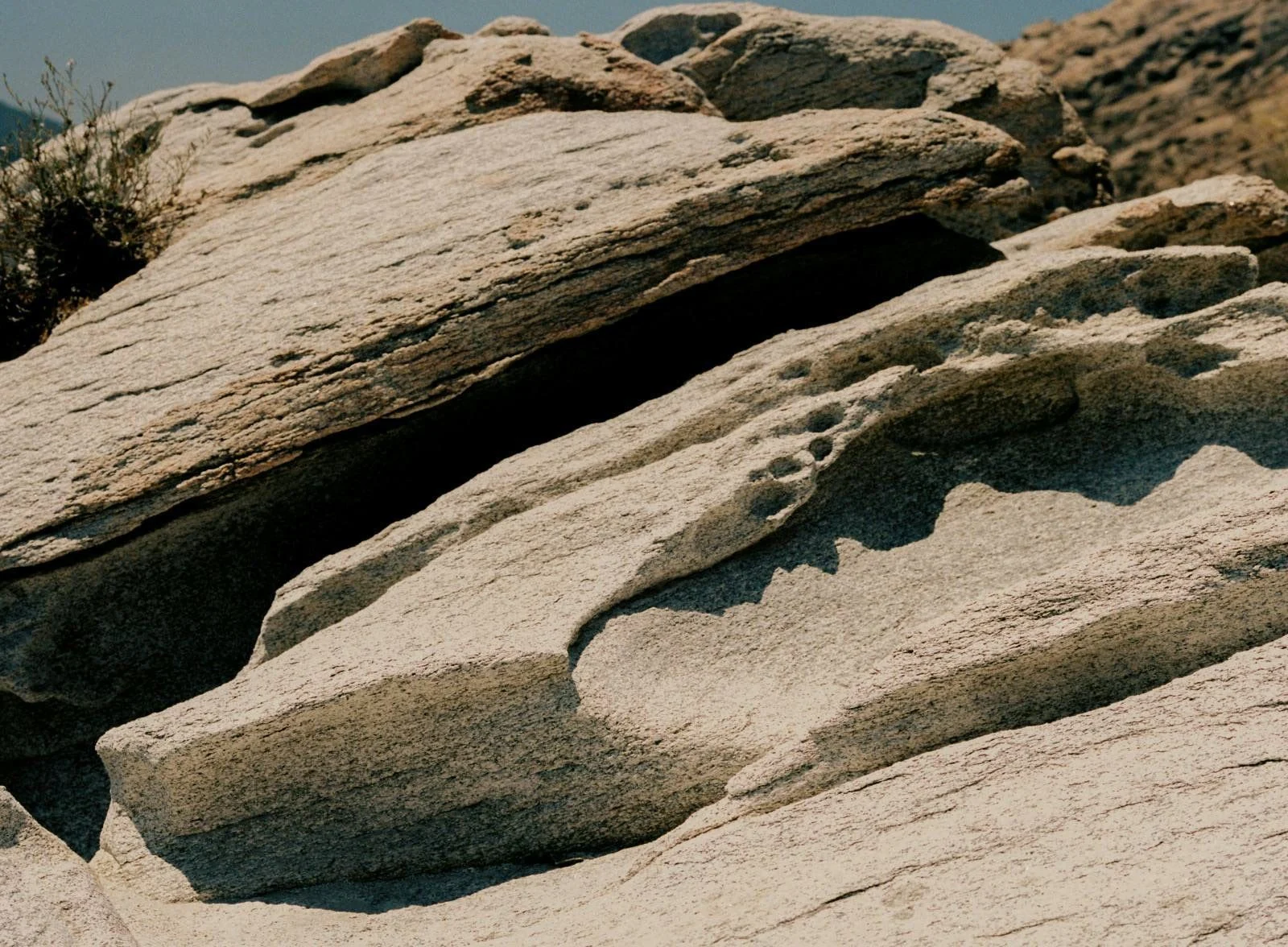 Helle, verwitterte Felsen an der Küste von Ibiza im Sonnenlicht