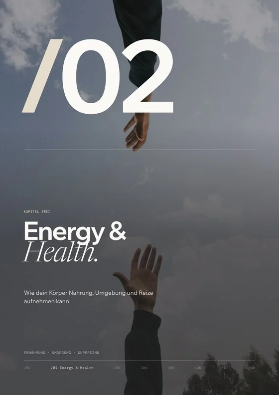 Seite aus dem Energy & Health Blueprint, der Human-Design-Auswertung für Körper und Energie: Kapitel 02 „Energy & Health“ mit Händen, die in den Himmel greifen