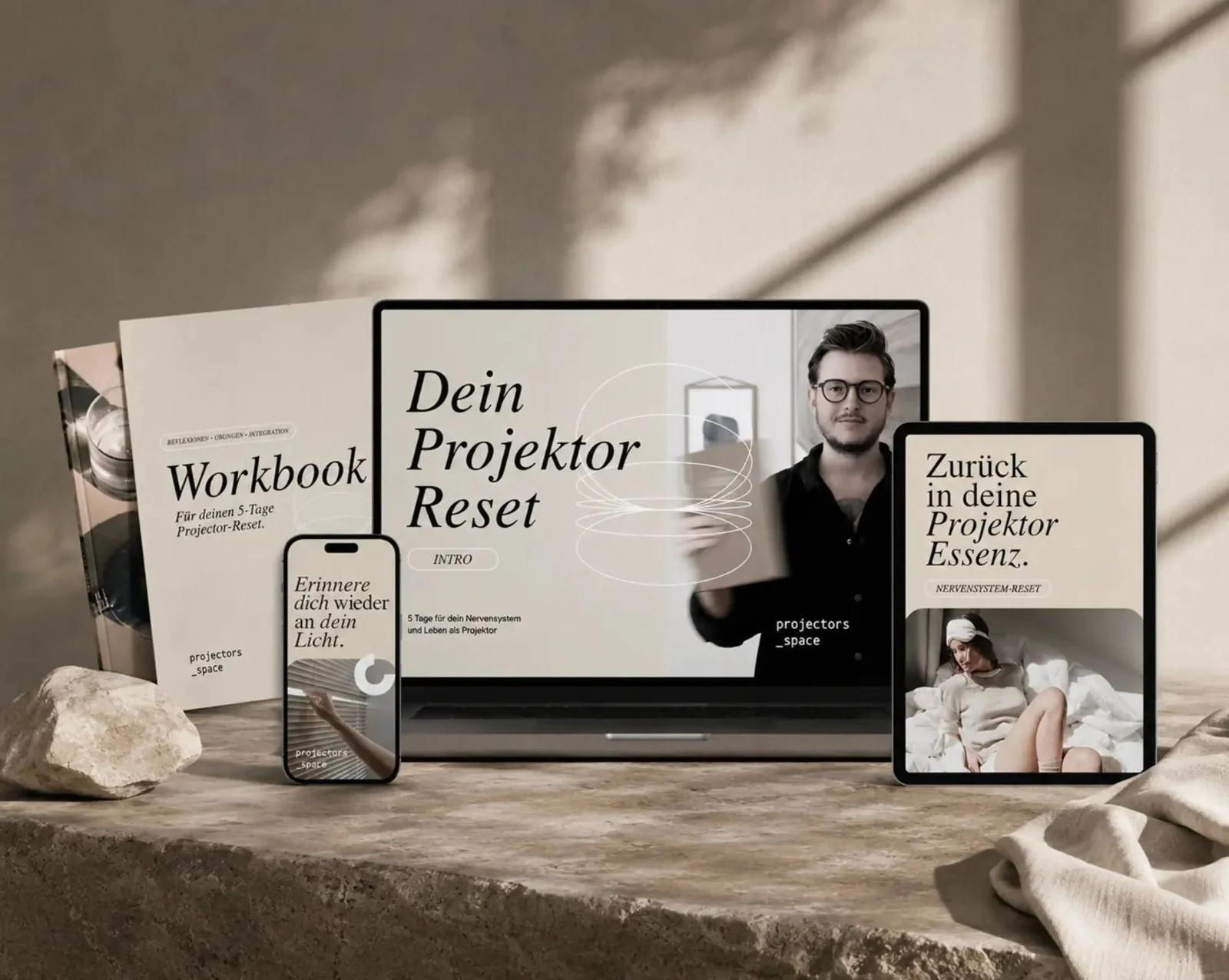 Projektor Reset auf Laptop, Tablet, Smartphone und Workbook, auf dem Laptop-Bildschirm Vincent Templin, Art Director und Human Design Mentor des Holistic Playground