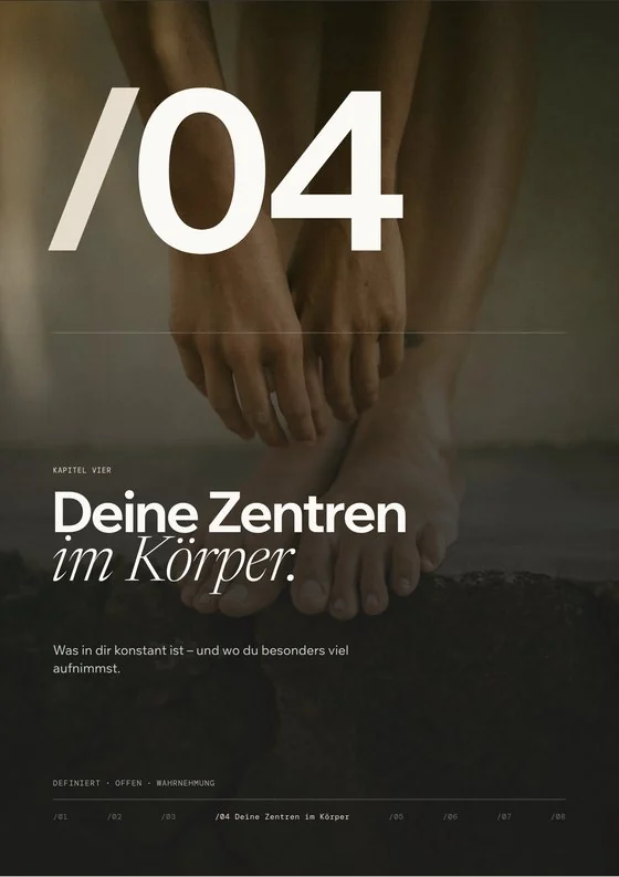 Seite aus dem Energy & Health Blueprint, der Human-Design-Auswertung für Körper und Energie: Kapitel 04 „Deine Zentren im Körper“ mit nackten Füßen auf einem Felsen