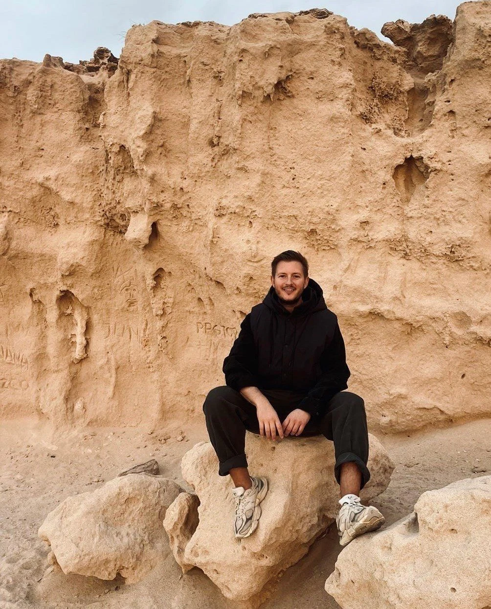 Vincent Templin, Art Director und Human Design Mentor des Holistic Playground, auf einem Felsen auf Ibiza