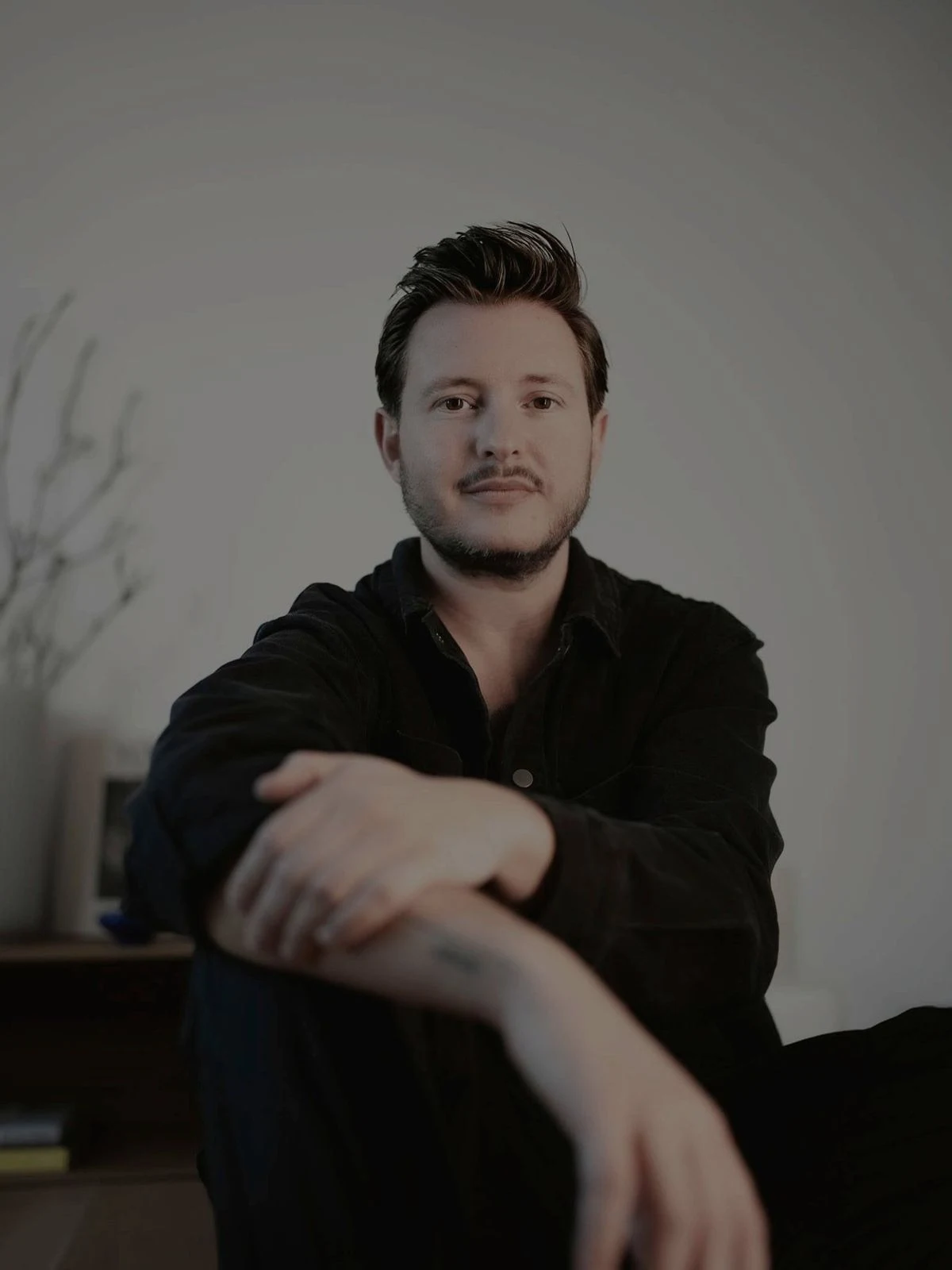 Vincent Templin, Art Director und Human Design Mentor des Holistic Playground, sitzend in seinem Studio