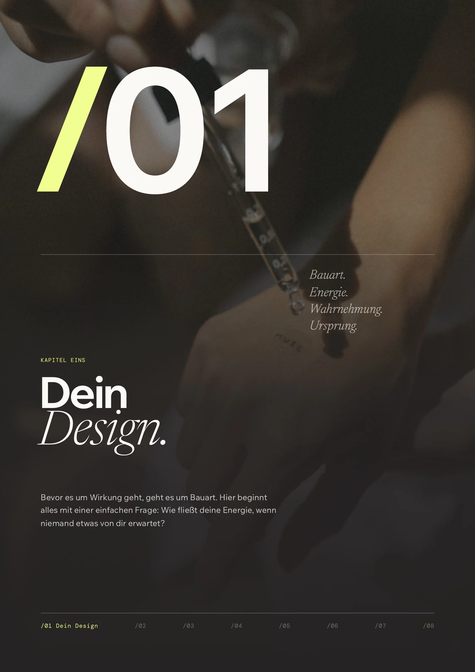 Seite aus dem Business Blueprint: Kapitel 01 „Dein Design“ über einem dunklen Foto einer Hand mit Füller